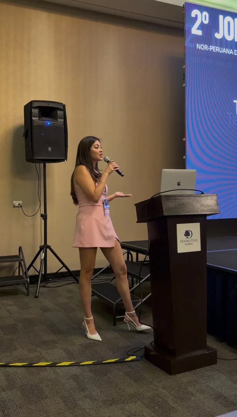 Dra. Pia Delgado durante una presentación